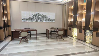Bàn làm việc và ghế gỗ bọc nệm trưng bày tại showroom nhà máy nội thất, 5/2026.