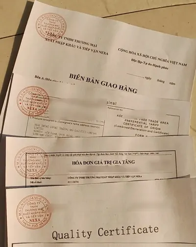 Bộ chứng từ giao khách của lô hàng không: biên bản giao hàng, C/O, hóa đơn GTGT, chứng nhận chất lượng
