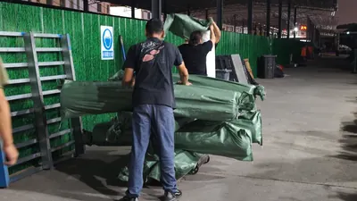 Bốc xếp vải cuộn đã bọc bao tại chợ vải, 5/2026.