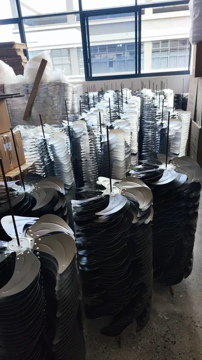 Cánh quạt kim loại xếp chồng theo trục tại nhà máy quạt, 5/2026.