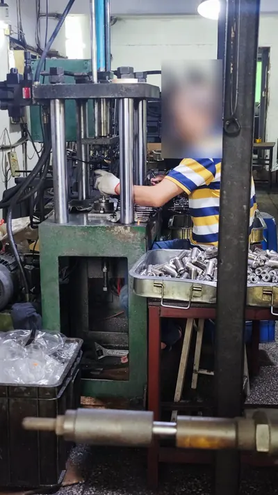 Công nhân vận hành máy tại một xưởng gia công chi tiết kim loại, 5/2026.