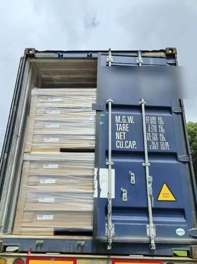 Container hàng chuẩn bị niêm phong.