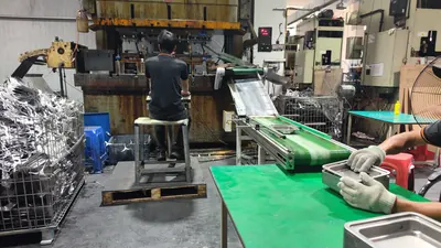 Máy dập và băng tải trên dây chuyền tại một xưởng sản xuất khay kim loại, 5/2026.