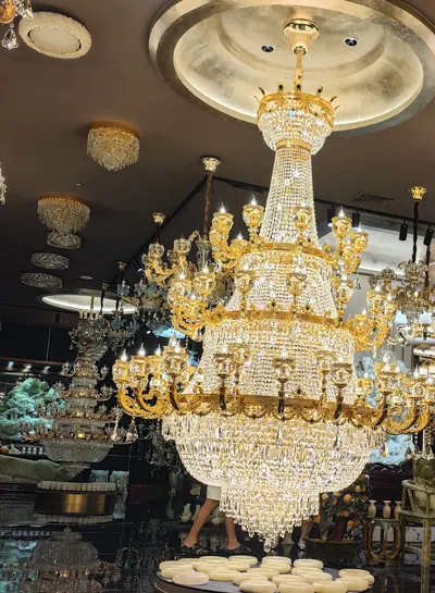 Đèn chùm pha lê khung mạ vàng nhiều tầng trưng bày tại showroom, 5/2026.