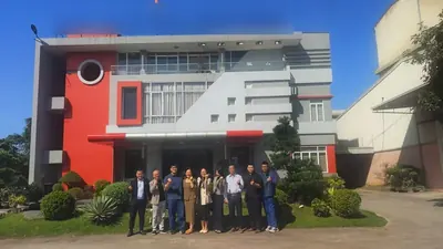 Đoàn khách khảo sát nhà máy