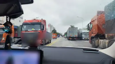 Đoàn xe container trên đường ra cửa khẩu