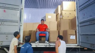Đội ngũ NexaTrans bốc xếp hàng lên xe, 8/2025