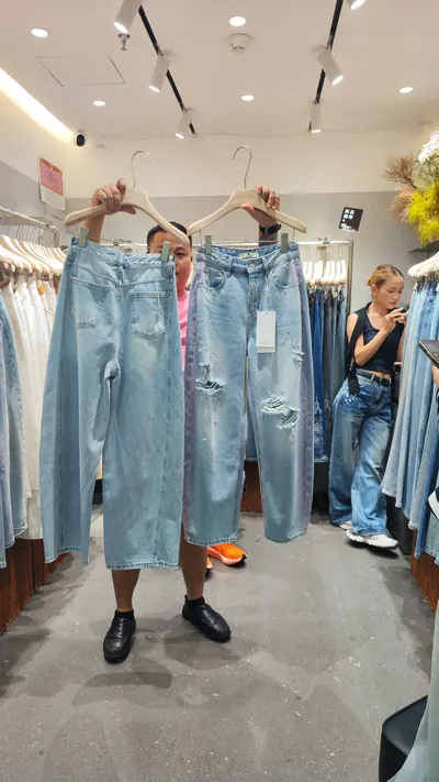 So sánh hai mẫu quần jean ống rộng tại showroom sỉ, 5/2026.