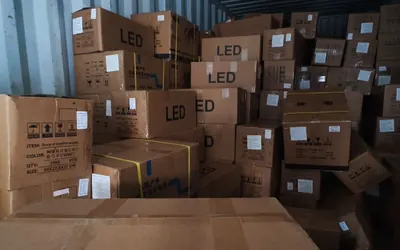 Hàng xếp container trước khi xuất về Việt Nam.