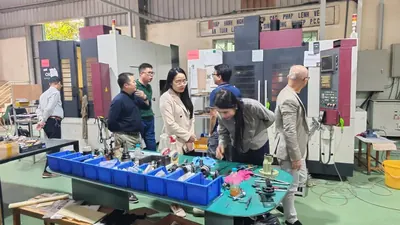 Khách hàng xem mẫu tại xưởng