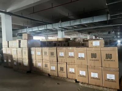 Hàng của khách tập kết tại kho, chờ xuất.