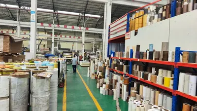 Kho phim PVC vân gỗ tại xưởng tấm ốp tường, 5/2026.