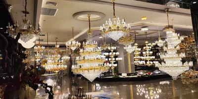 Khu trưng bày nhiều kiểu đèn chùm pha lê tại một showroom ở Cổ Trấn, 5/2026.