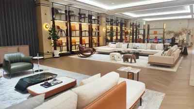 Khu trưng bày sofa, ghế bành và kệ ghế mẫu tại showroom nhà máy nội thất, 5/2026.