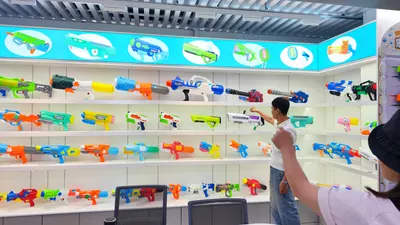 Tường trưng bày súng nước đồ chơi tại một showroom ở Trừng Hải, 5/2026.