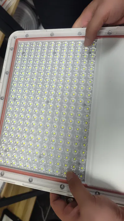 Kiểm tra bảng chip LED của đèn pha năng lượng mặt trời, 5/2026.