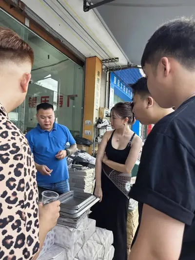 Kiểm tra chất lượng sản phẩm cùng khách tại nhà máy đối tác
