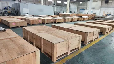 Hàng dễ vỡ được đóng kiện gỗ tại nhà máy.