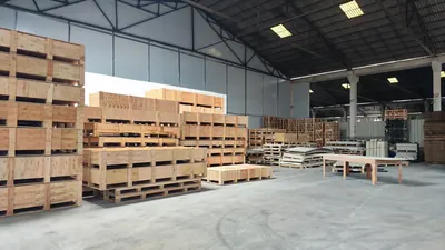 Kiện gỗ thành phẩm xếp chồng trên pallet tại kho nhà máy đá mềm, 5/2026.