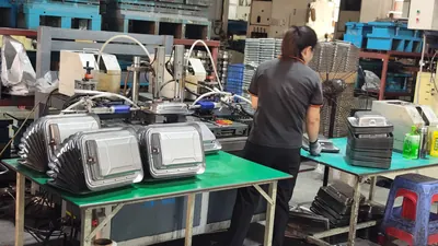 Công nhân lắp ráp vỏ đèn pha tại xưởng, 5/2026.