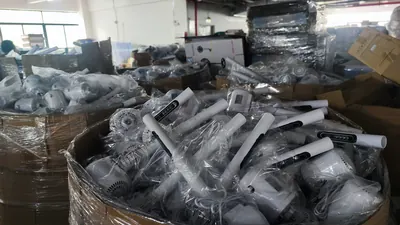 Thân quạt và linh kiện bọc ni lông chờ lắp ráp tại nhà máy quạt, 5/2026.