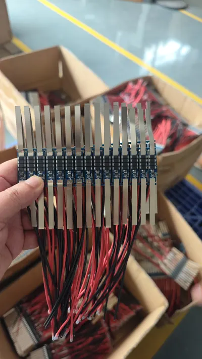 Mạch bảo vệ pin (BMS) kèm dây nối tại xưởng đóng gói pin, 5/2026.
