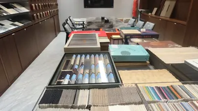 Mẫu đá nhân tạo, da, gỗ và vải bọc tại phòng mẫu nội thất.
