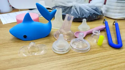 Mẫu đồ silicon cho em bé: đồ chơi cá mập, núm ti, thìa và que gặm, 8/2025.