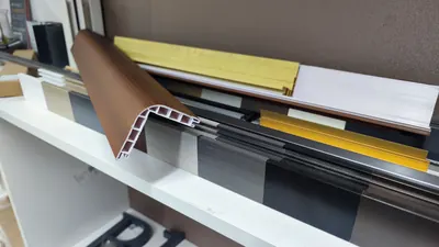 Mẫu nẹp góc, nẹp viền và thanh profile đi kèm tấm ốp tại phòng mẫu xưởng, 5/2026.