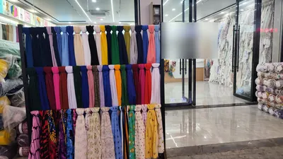 Mẫu vải nhiều màu tại một cửa hàng trong chợ vải, 5/2026.