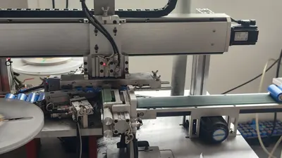 Máy tự động trên dây chuyền tại một nhà máy pin lưu trữ, 5/2026.