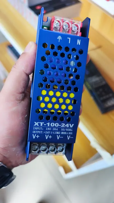Kiểm tra thông số nguồn LED 24V tại cửa hàng phụ kiện chiếu sáng, 5/2026.