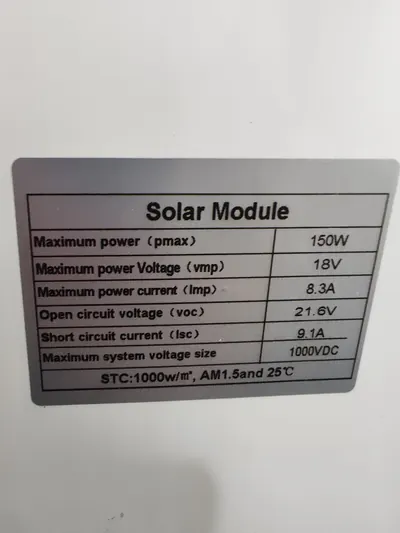 Nhãn thông số của tấm pin năng lượng mặt trời, ghi công suất tối đa 150W, 7/2026.