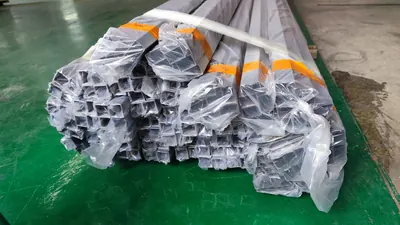 Ống hộp inox bó kiện, bọc màng chờ xuất, 5/2026.