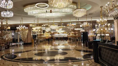 Showroom đèn chùm pha lê tại trung tâm đèn ở Cổ Trấn, Trung Sơn NexaTrans đến khảo sát, 5/2026.
