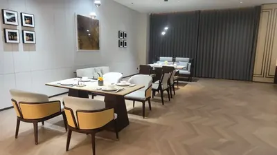 Khu trưng bày bàn ghế ăn tại showroom nhà máy nội thất.