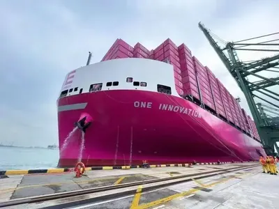 Tàu container tại cảng
