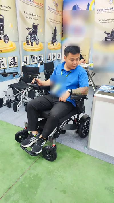 Thử xe lăn điện gấp gọn tại hội chợ thiết bị y tế ở Hà Nội, 5/2025.