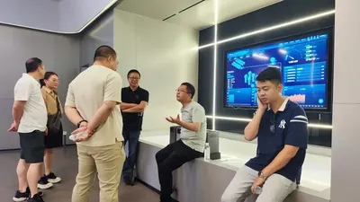 Trao đổi với đối tác tại showroom, 5/2026
