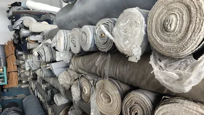 Vải cuộn xếp tại kho trong chợ vải, 5/2026.