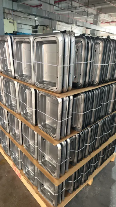 Vỏ đèn bằng nhôm xếp pallet tại xưởng gia công vỏ đèn, 5/2026.