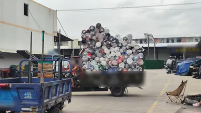 Xe chở vải cuộn trong khu chợ vải, 5/2026.